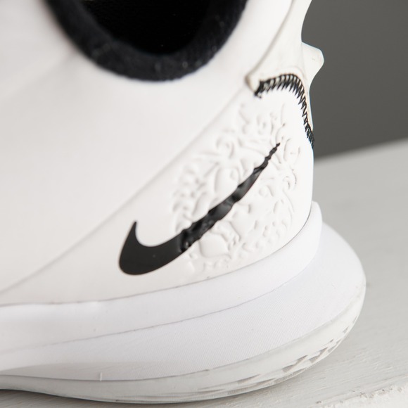 Nike LeBron Witness 5 Basketball Court Sneakers Mens 11 White Black CQ9380-101